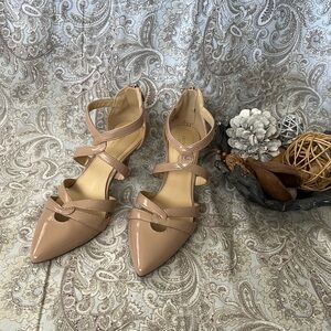 Liz Claiborne Tan Heels with Elegant Design